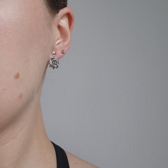 Vintage silver chainmaille knot earrings ✦ small dainty circle earrings ✦ - Picture 3 of 6